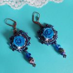 BO Royal Blue Roses ricamato con rose in resina, perle, pendenti in porcellana cloisonne, sfaccettature e rocailles